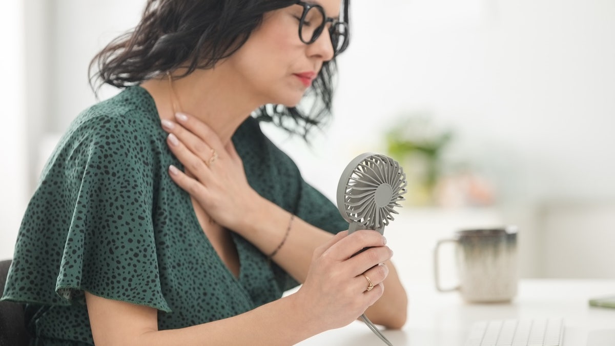 WOMAN FLASH MENOPAUUAUSA