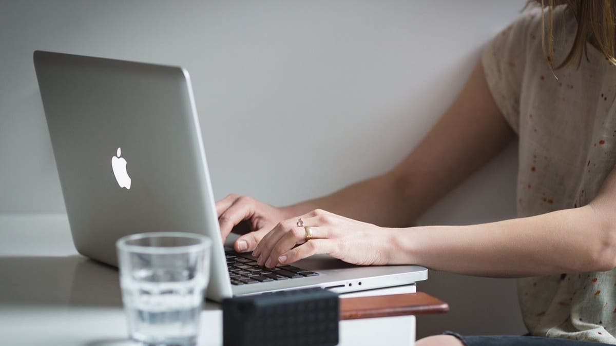 A woman who writes on her laptop.